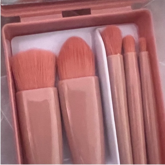 Mini Travel Makeup Brush 5 Piece Set in a Mirrored Compact Case, Pink - Picture 6 of 16
